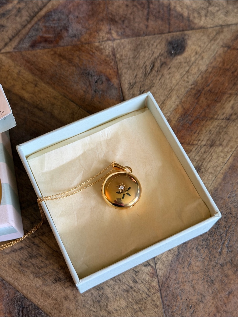 Spartina 449 - Classic Round Locket With Starburst Gold Design. Magnetic Note.